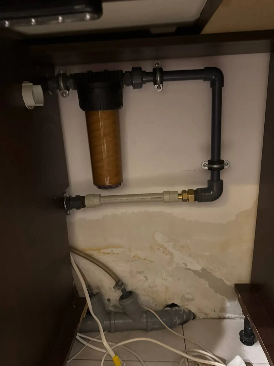 Filtr wody pod zlewem, ślady zacieku — DobryHydraulik Wrocław