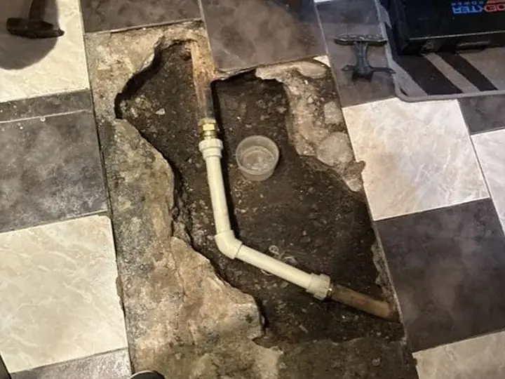 Rozkucie posadzki przy rurze kanalizacyjnej — DobryHydraulik Wrocław