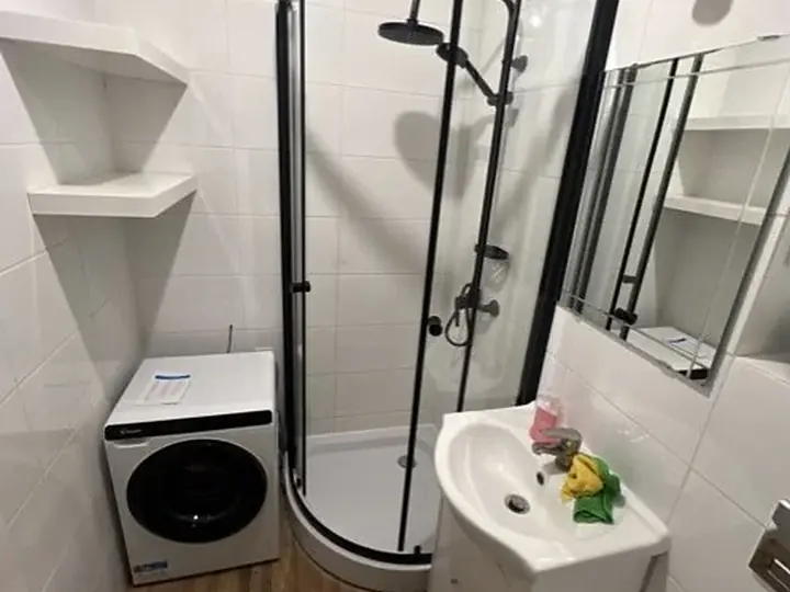 Mała łazienka z kabiną i pralką — DobryHydraulik Wrocław