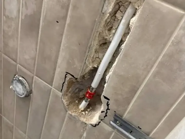 Pion kanalizacyjny odsłonięty w ścianie — DobryHydraulik Wrocław