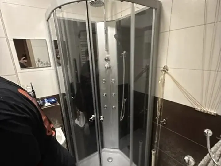 Bateria prysznicowa w kabinie narożnej — DobryHydraulik Wrocław