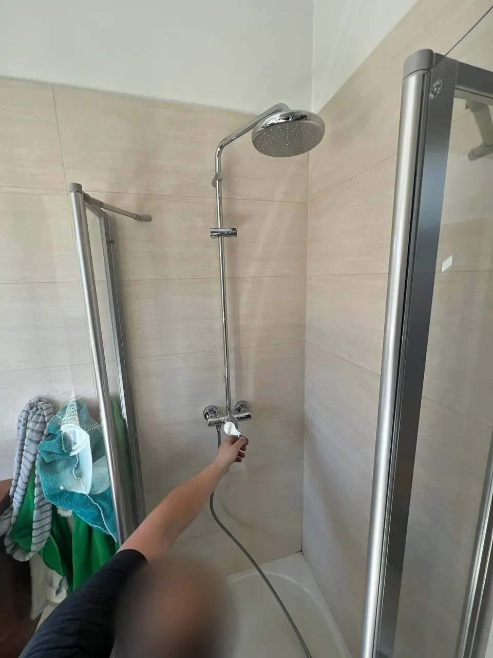 Deszczownica z baterią w kabinie prysznicowej — DobryHydraulik Wrocław