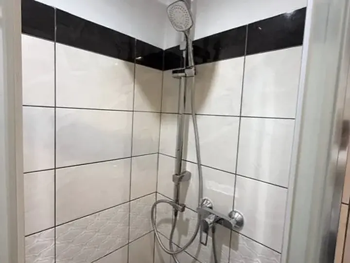 Kolumna prysznicowa w kabinie z płytkami — DobryHydraulik Wrocław