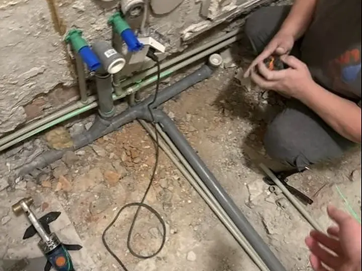 Przeróbka rur wodnych w bruździe podłogowej — DobryHydraulik Wrocław