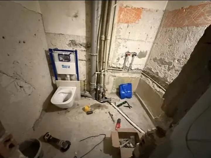 Stelaż i miska WC po rozkuciu ściany — DobryHydraulik Wrocław