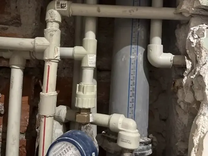 Wodomierz i stare rury w rozkutej ścianie — DobryHydraulik Wrocław