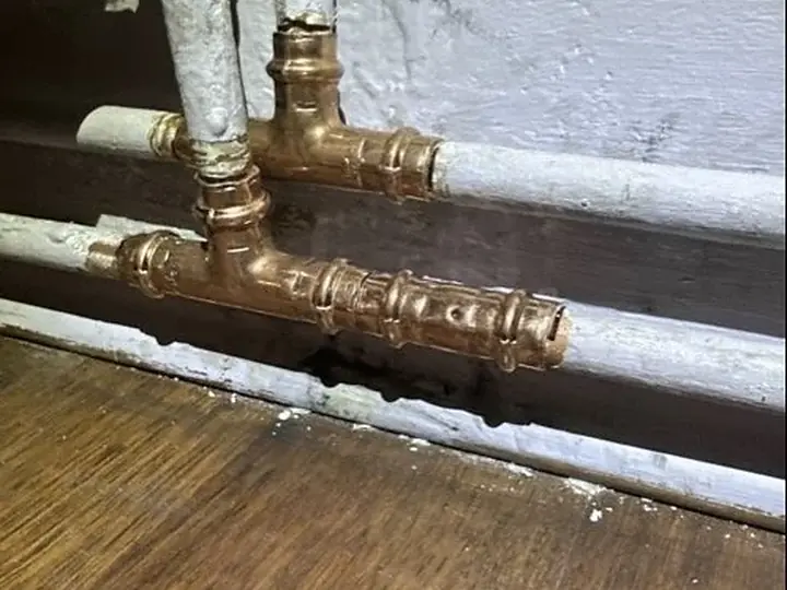 Zgrzewane trójniki miedziane na rurach — DobryHydraulik Wrocław